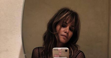 Halle Berry pozuje topless. I chwali się tatuażem na plecach