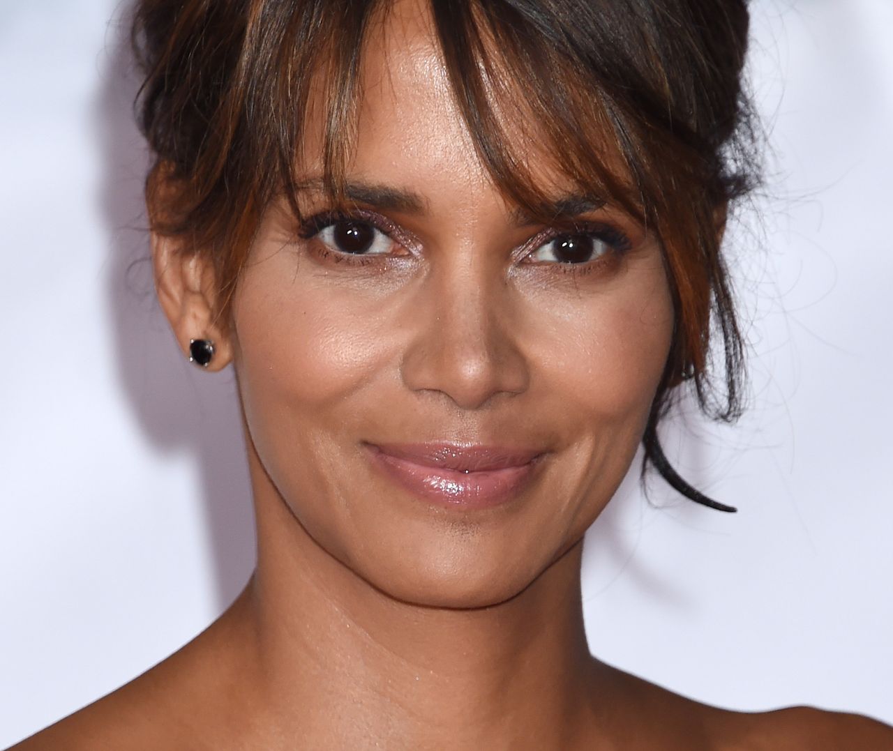 Halle Berry zachwyca figurą. Pozuje na czerwonym dywanie z głębokim dekoltem