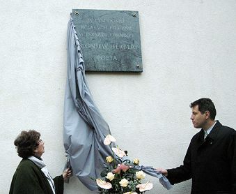 Odsłonięto tablicę na domu Herberta