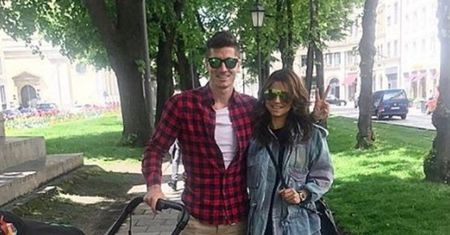 Na to zdjęcie czekali wszyscy! Lewandowscy na pierwszym spacerze z córką!
