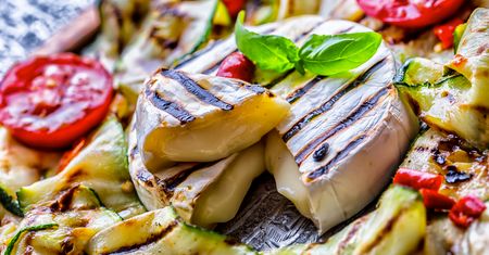 Grillowany camembert z warzywami. Serowy smakołyk z rusztu