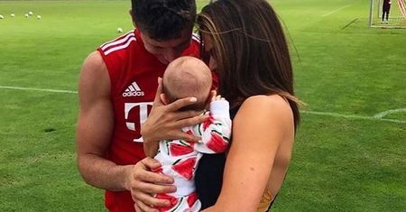 Anna i Klara Lewandowskie kibicują polskiej reprezentacji. I robią to przeuroczo!