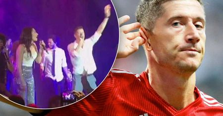 Tak śpiewa Robert Lewandowski! Na imprezie pełnej gwiazd wbiegł na scenę, wyrwał mikrofon i zrobił show! Co za talent! [WIDEO]