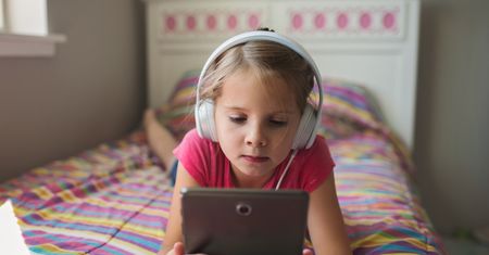 Ekspertka ds. bezpieczeństwa w internecie tłumaczy, co najmłodsi oglądają na YouTube