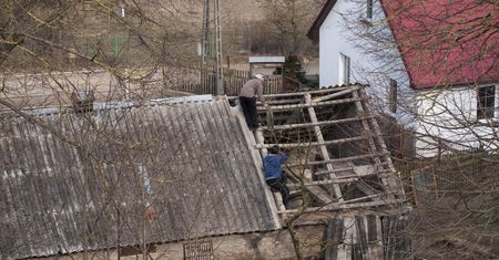 Azbest szkodliwy, ale ma się dobrze. Polska nie umie się go pozbyć