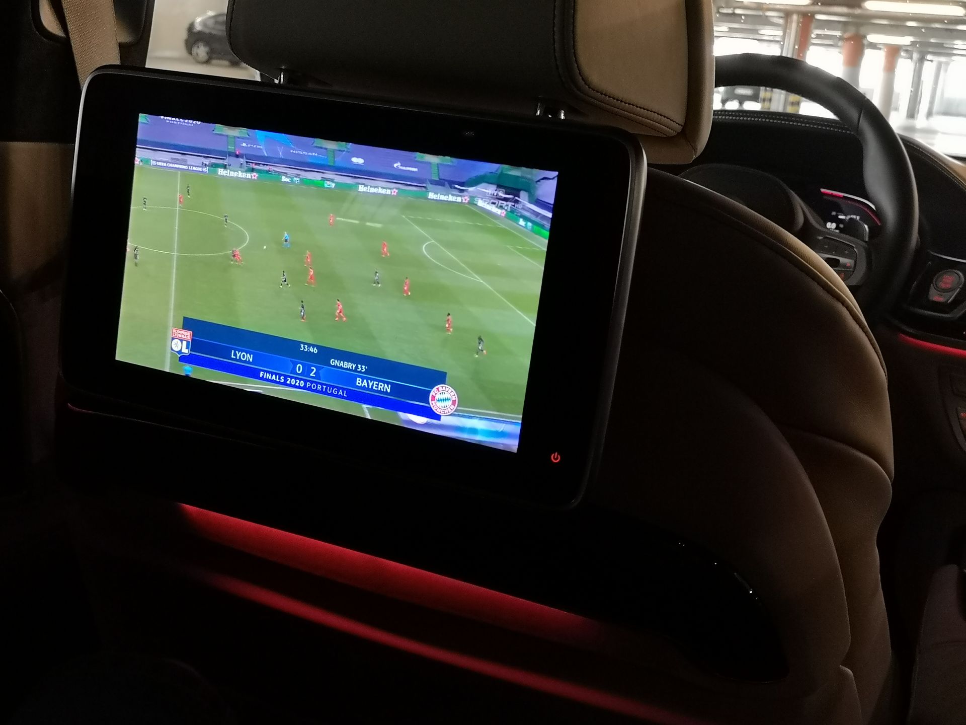 BMW 750i xDrive: Systemy wsparcia kierowcy, Night Vision, zdalne sterowanie i audio Bowers & Wilkins 45