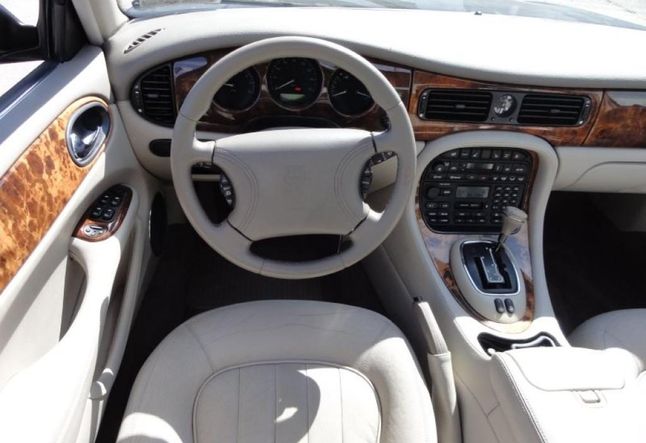 Jaguar XJ Wnętrze (fot. gtcarlot.com)
