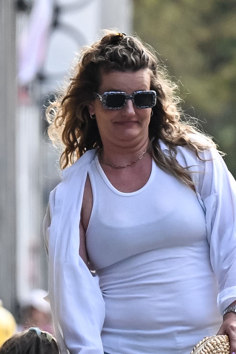 Zofia Zborowska i Andrzej Wrona sfotografowani z córką na mieści