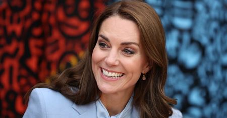 Księżna Kate w przepięknej koszuli z wiązaniem. Podobną kupisz za mniej niż 50 zł