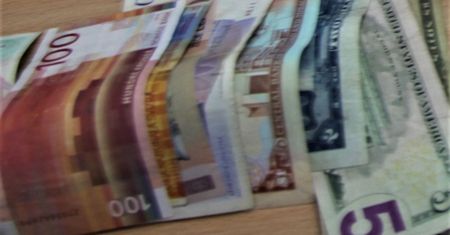 Wracał z pracy w Holandii. Pomachali Polakowi rulonem banknotów