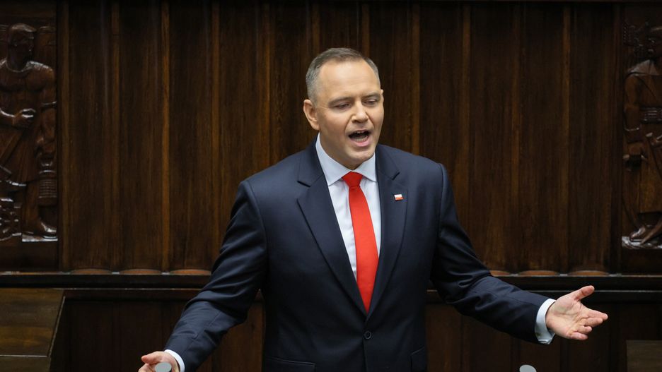 Warszawa, 06.08.2025. Uroczystość zaprzysiężenia Prezydenta RP Karola Nawrockiego przed Zgromadzeniem Narodowym. Prezydent RP Karol Nawrocki przemawia na sali posiedzień Sejmu w Warszawie, 6 bm. Karol Nawrocki, dotychczasowy prezes IPN, został zaprzysiężony na Prezydenta Rzeczypospolitej Polskiej. Podczas Zgromadzenia Narodowego następca Andrzeja Dudy złożył przysięgę prezydencką, po której formalnie objął urząd głowy państwa. (sko) PAP/Paweł Supernak
