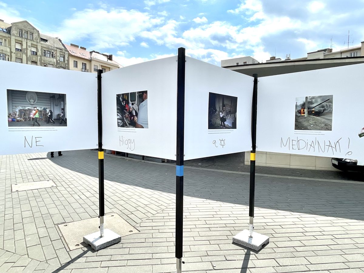 Budapeszt: zniszczona wystawa o rosyjskiej napaści na Ukrainę. Skandaliczne hasła negujące rosyjską napaść 
