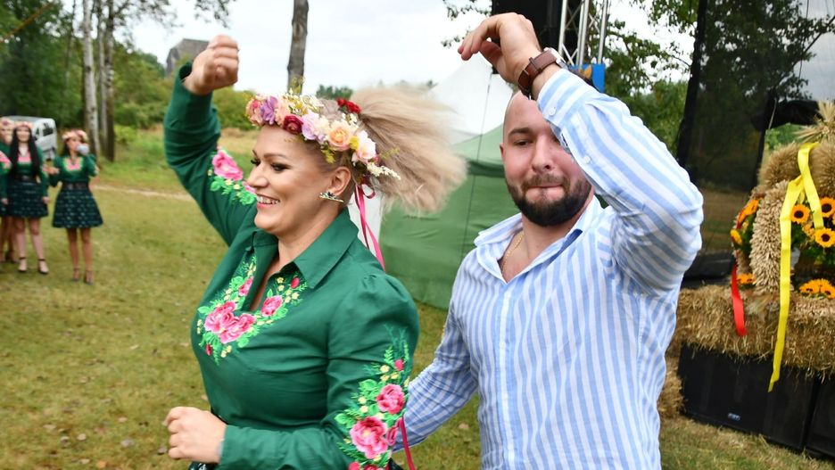 Zabawa pod sceną podczas Święta Chleba w Tokarni, niedziela, 31 sierpnia 2025.