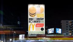 McDonald’s pokazuje na muralu hasło wyłonione w konkursie