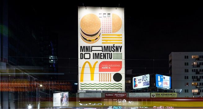 McDonald’s pokazuje na muralu hasło wyłonione w konkursie