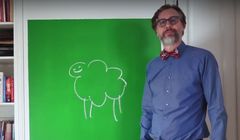 Szymon Majewski z owcą na wypasie reklamuje internet w Plusie (wideo)