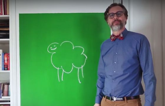 Szymon Majewski z owcą na wypasie reklamuje internet w Plusie (wideo)