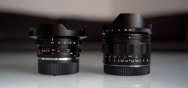 Obok siebie Ultra Wide Heliar 12 mm f/5.6 z mocowaniem Leica M i Super Wide Heliar 15 mm f/4.5 z mocowaniem Sony E.