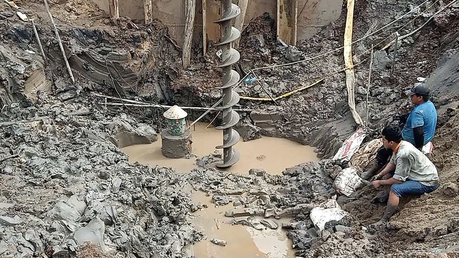 Wietnam. Akcja ratunkowa służb. 10-latek wpadł do wydrążonego betonowego filaru na placu budowy.