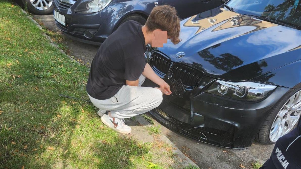 Młody kierowca w obecności policjantów zamontował przednią tablicę