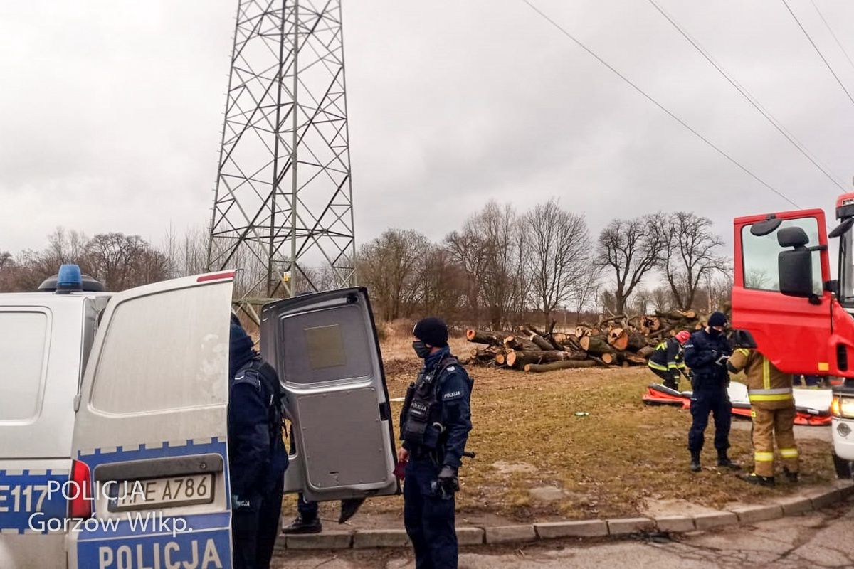 Gorzów Wielkopolski. O krok od tragedii. Pijany wspiął się na słup