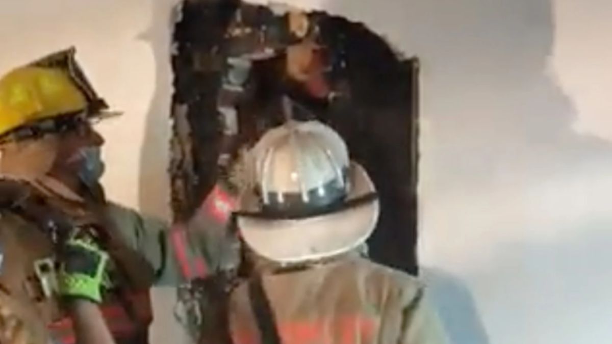 Strażacy byli zmuszeni ratować niedoszłego włamywacza, który postanowił dostać się do upatrzonego domu jak Święty Mikołaj 