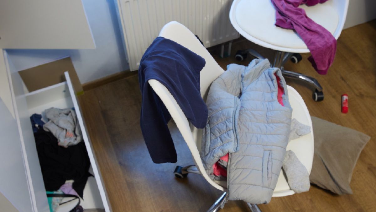 Sprawdź, co oznacza odkładanie ubrania na krzesło