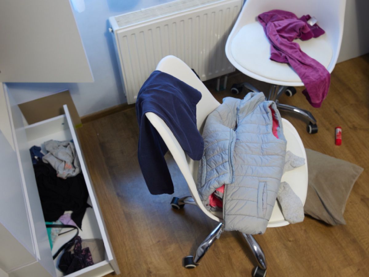 Częsty widok w wielu domach. Psycholodzy wiedzą, kto tak robi