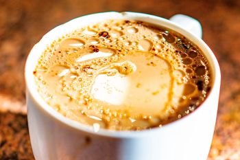 Wlej do kawy zamiast mleka. Będziesz mieć tyle energii, co elektrownia