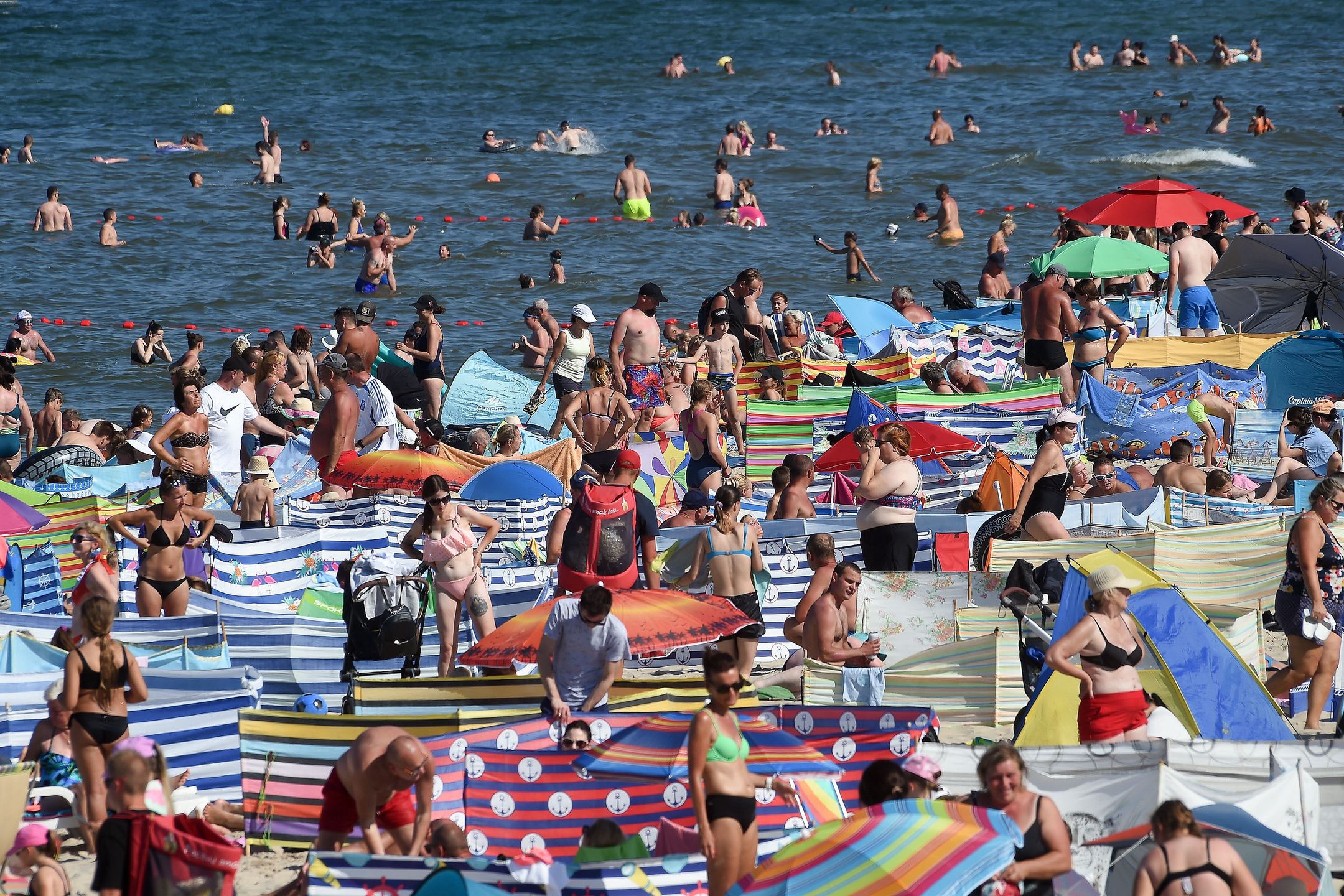 Upalny dzien we Wladyslawowie
Wladyslawowo, 15.08.2023 r. Turysci w upalny ostatni dzien dlugiego sierpniowego weekendu na plazy we Wladyslawowie.,Image: 797379135, License: Rights-managed, Restrictions: , Model Release: no, Credit line: Lukasz Dejnarowicz / Forum
Lukasz Dejnarowicz / Forum
pogoda, wakacje, plaza, plazowanie, morze, baltyk, urlop, wypoczynek, turystyka, polskie wybrzeze, temperatura, slonecznie, upal, parawan, parawaning, kapiel