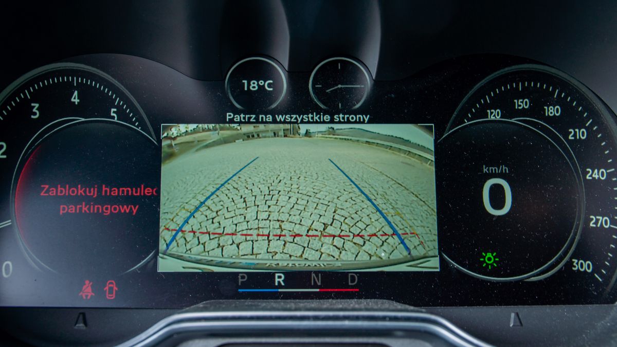 Jednym z najbardziej pomocnych narzędzi przy parkowaniu jest kamera cofania