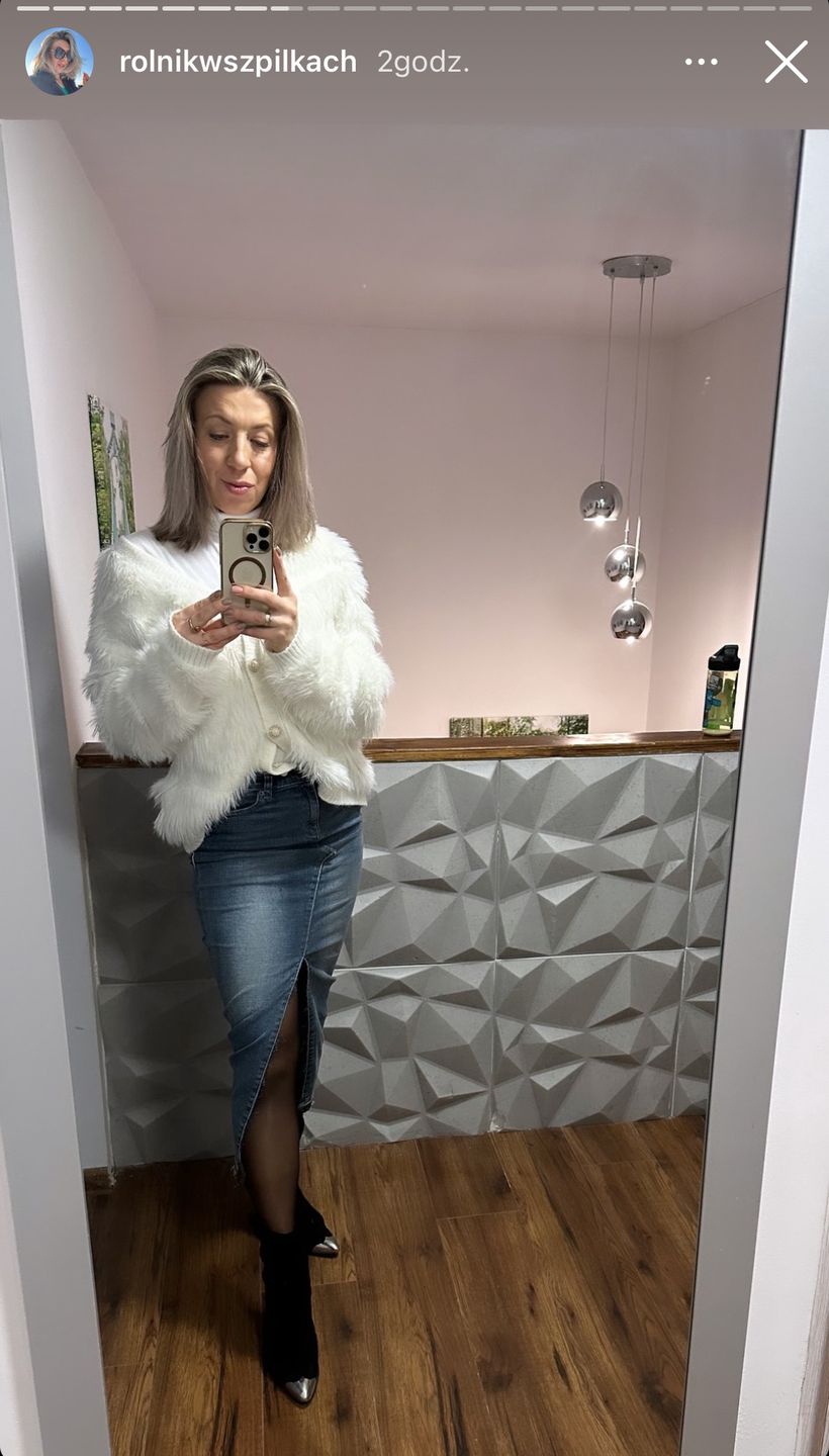 Małgosia Borysewicz z "Rolnika" w jeansowej spódnicy
