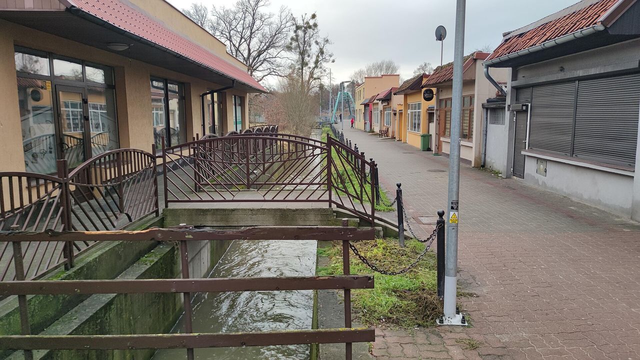 Nagły wzrost poziomu wody. Strażacy ruszyli do akcji pod Braniewem