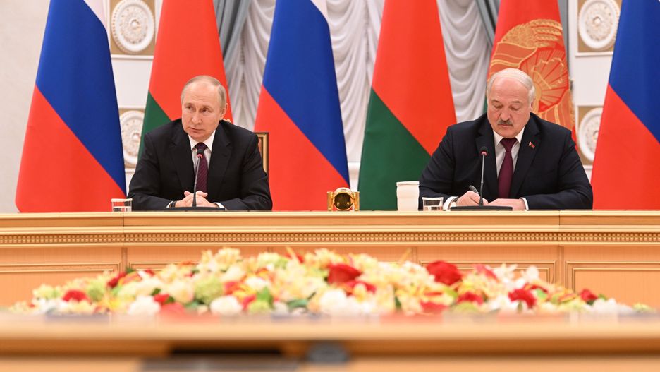 Vladimir Putin visits Minsk, Belarus
epa10373942 Russian President Vladimir Putin (L) and Belarusian President Alexander Lukashenko attend a meeting in expanded format at the Palace of Independence in Minsk, Belarus, 19 December 2022. Vladimir Putin holds talks with his Belarusian counterpart and to discuss the issues of security in the region and joint measures to respond to challenges.  EPA/PAVEL BEDNYAKOV/SPUTNIK/KREMLIN POOL MANDATORY CREDIT 
Dostawca: PAP/EPA.
PAVEL BEDNYAKOV/SPUTNIK/KREMLIN POOL