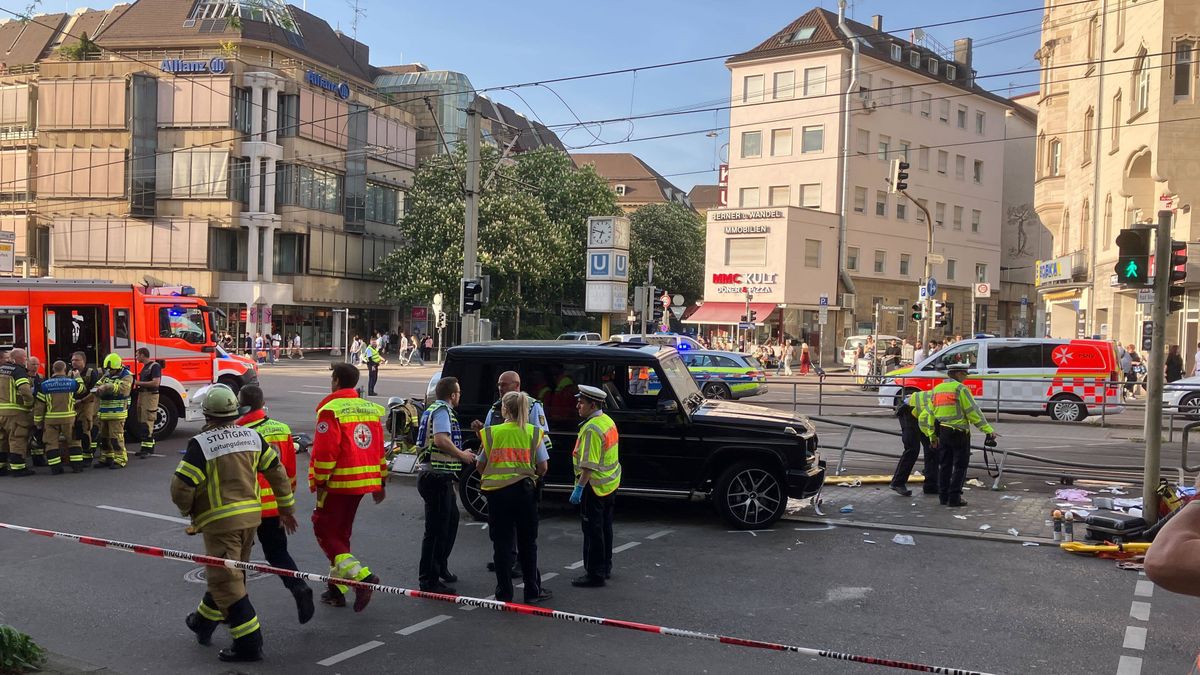 Car drives into group of people in Stuttgart
02 May 2025, Baden-W�rttemberg, Stuttgart: Police officers and emergency workers present at the scene where a car drove into people. According to police, a car has driven into a group of people in Stuttgart city center. Three people have been injured so far. The driver has been arrested, a police spokeswoman said. Photo: Marco Krefting/dpa 
Dostawca: PAP/DPA.
Marco Krefting