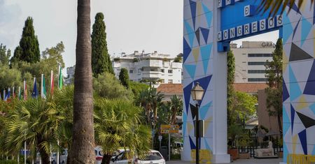 Tragedia na Costa del Sol. Turysta wypadł z balkonu i spadł na mężczyznę. Obaj zginęli