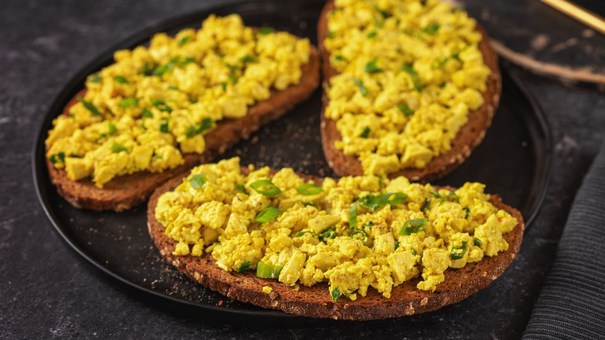 Jajecznica z kurkumą doskonale prezentuje się na kanapce