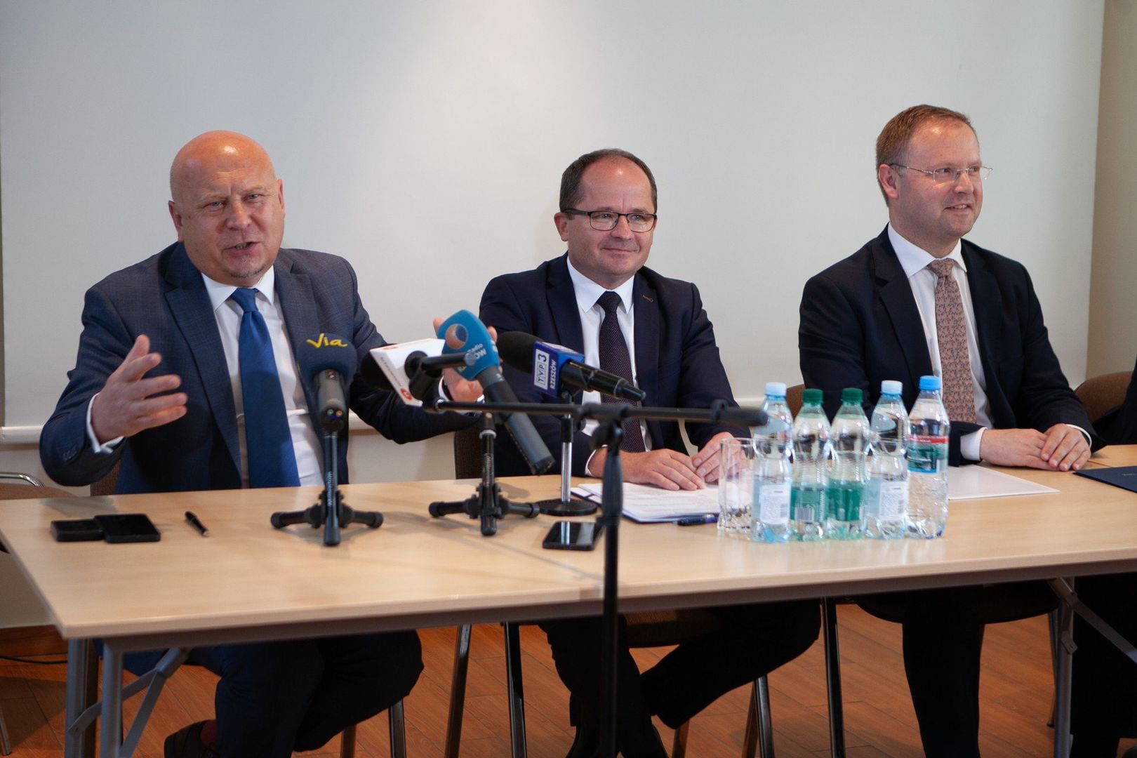 Podpisanie umowy między PKS Rzeszów S.A. a firmą GZOG ENERGY Sp. z o.o. z Bytomia, która zajmie się projektowaniem i budową stacji. Lokalizacja inwestycji to teren zajezdni PKS przy Alei Wyzwolenia w Rzeszowie.