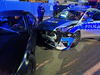 Młody drifter nie zamierzał się poddać. Policjanci poświęcili radiowóz