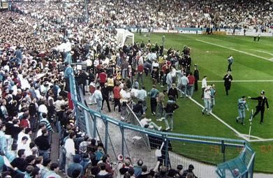 Tragedia na Hillsborough. Mrowie ludzkich głów pojawiło się na płycie boiska. Wszystko transmitowała angielska telewizja