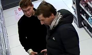 Gdynia. Policja szuka sprawców kradzieży w drogerii