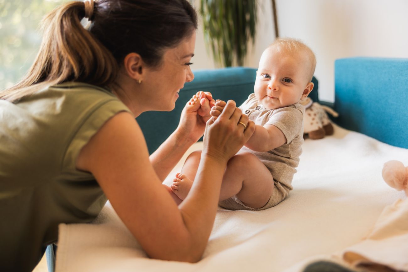 Zatrudnienie opiekunki może odciążyć mamę w obowiązkach