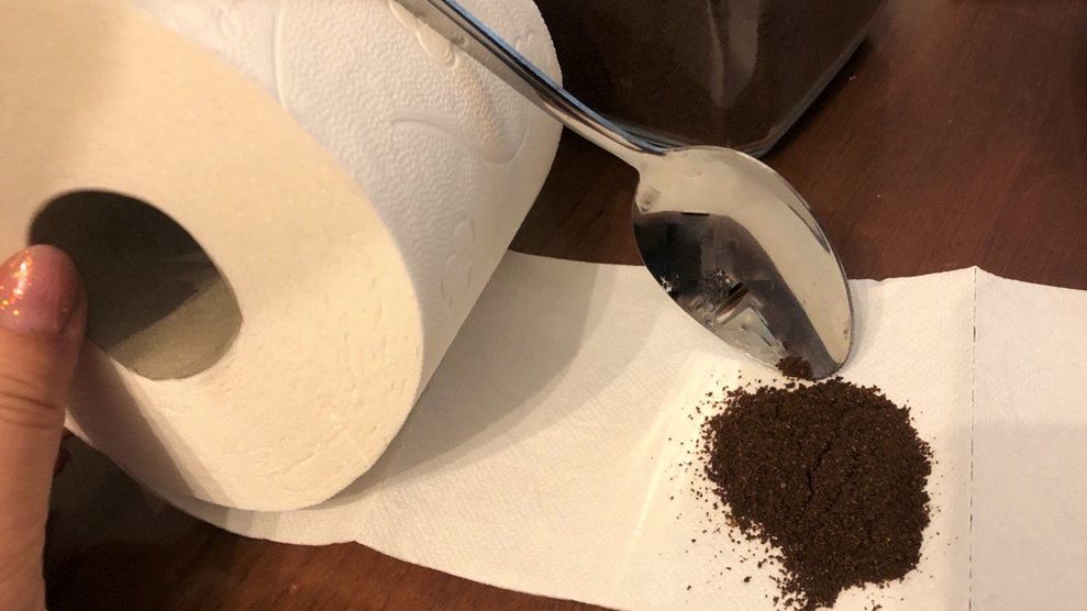 Rozwiń rolkę papieru toaletowego i nasyp łyżkę kawy