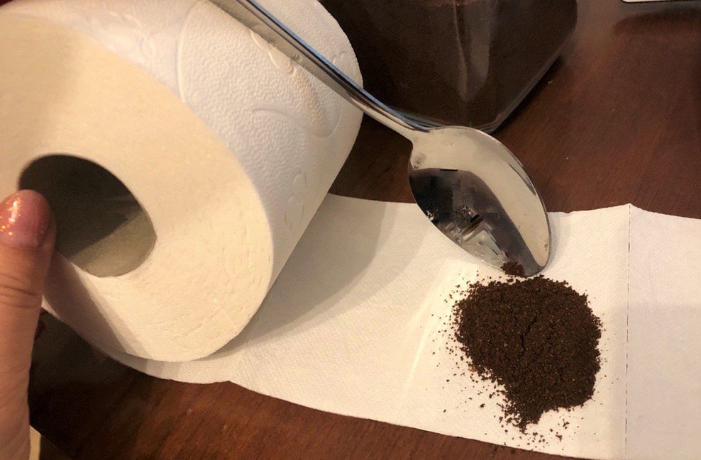 Rozwiń rolkę papieru toaletowego i nasyp łyżkę kawy