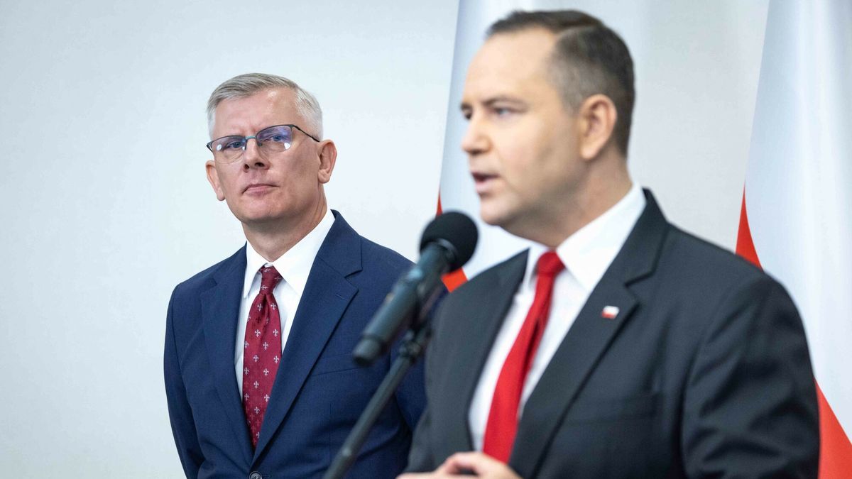 Karol Nawrocki przedstawia nowy sk?ad BBN
03.07.2025 Warszawa Prezentacja nowego skladu Biura Bezpieczenstwa Narodowego przez prezydenta elekta Karola Nawrockiego Fot Jacek Dominski/REPORTER
N/z: Slawomir Cenckiewicz, Karol Nawrocki
Jacek Dominski/REPORTER