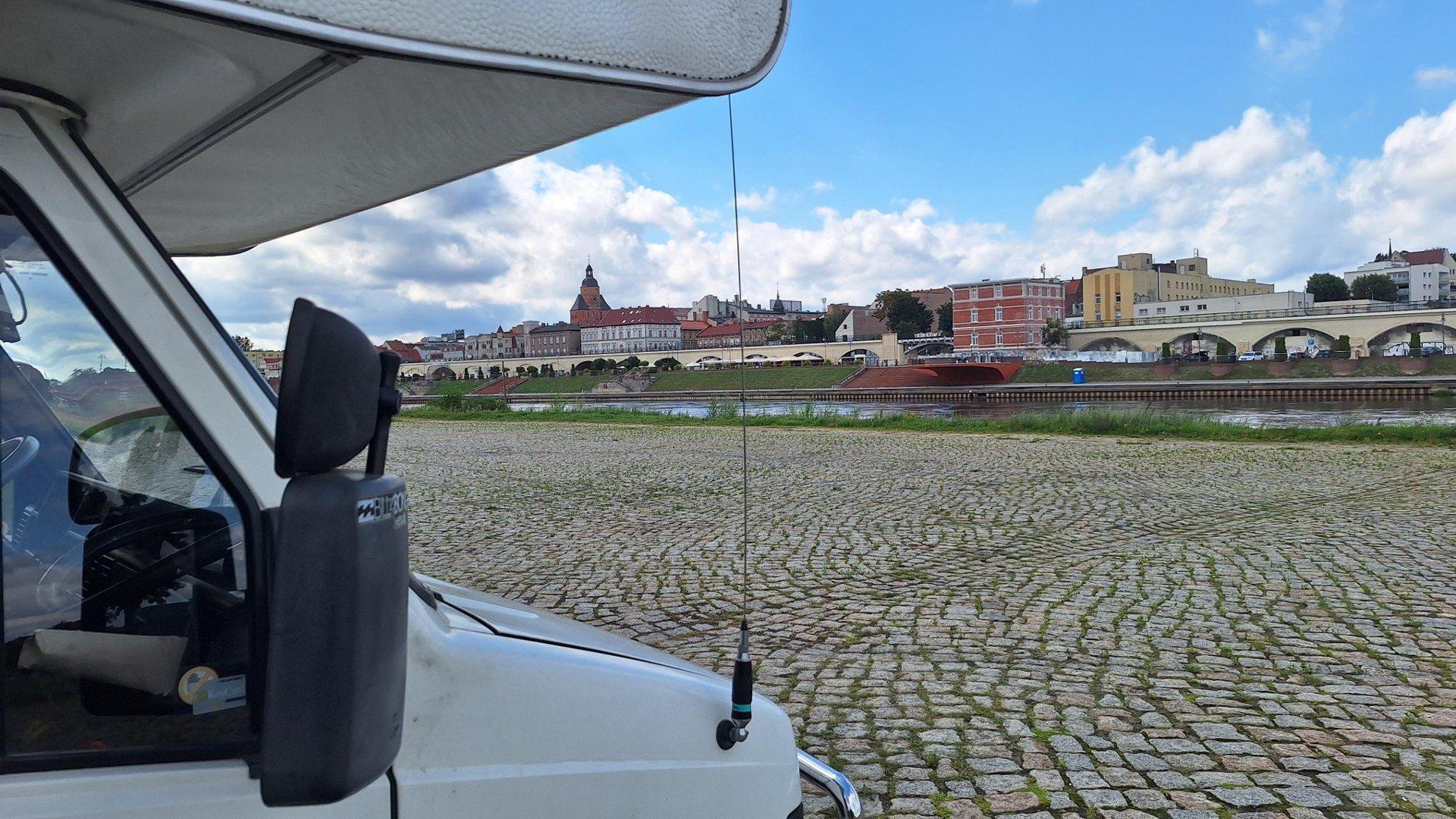 Plac nad Wartą przy Wale Okrężnym właściciele kamperów wskazują jako miejsce do zatrzymania się w Gorzowie.