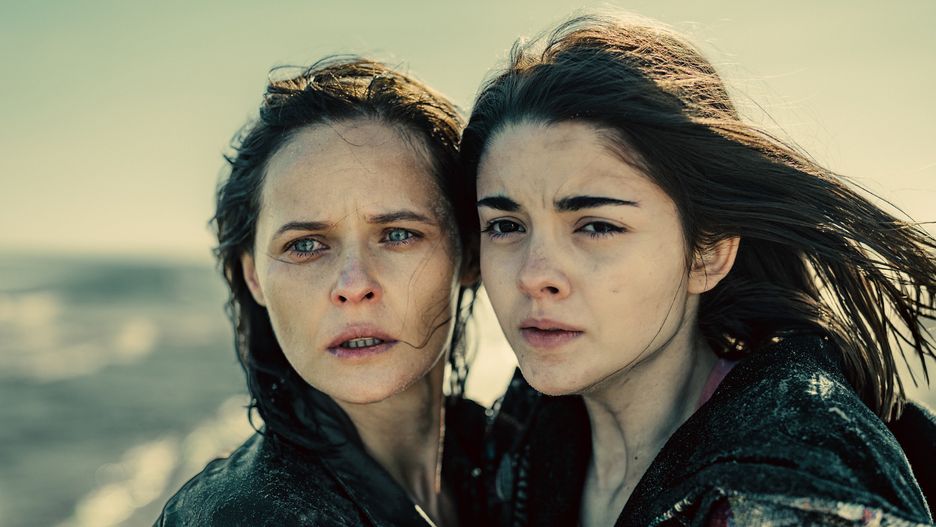 Karolina Kominek i Alicja Wieniawa-Narkiewicz w "Czarnych stokrotkach"