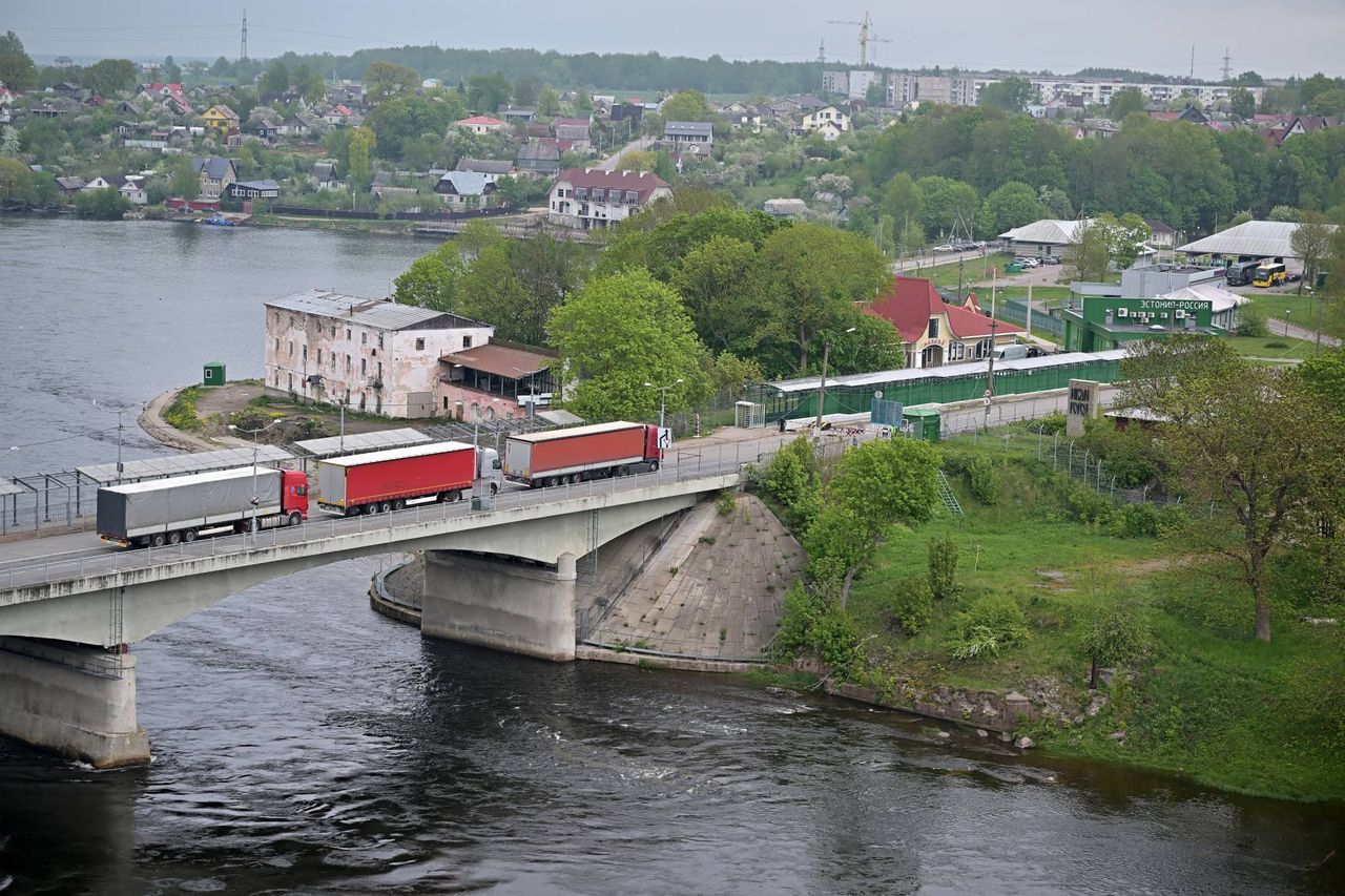 Estonia fortifies water borders with new floating defenses