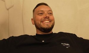Książulo wygrzewa się na wakacjach w Turcji i pozuje w basenie z ukochaną (ZDJĘCIA)