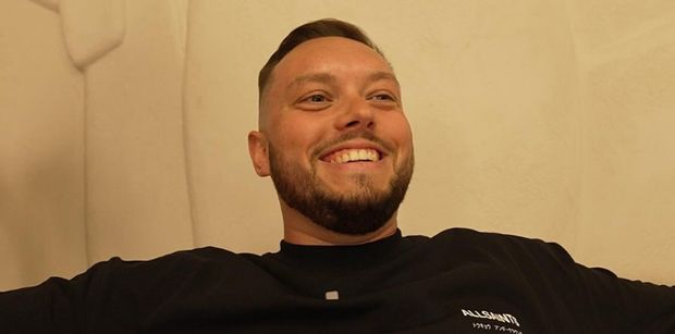 Książulo wygrzewa się na wakacjach w Turcji i pozuje w basenie z ukochaną (ZDJĘCIA)